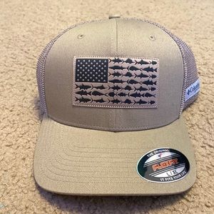 Columbia fitted hat. Size L/XL